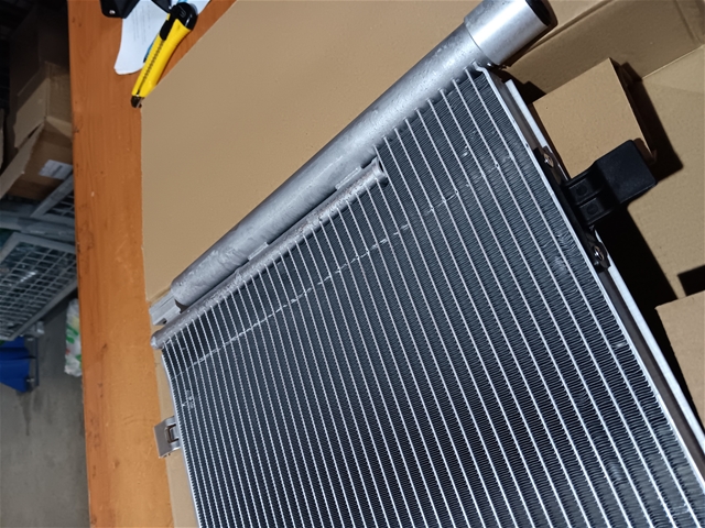 CONDENSATOR A/C CU USCATOR [DEFECT ACCEPTABIL] O.E