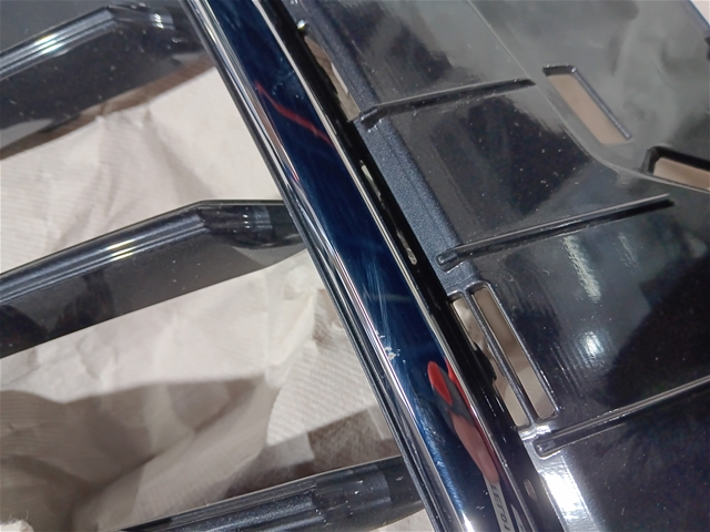 GRILA RADIATOR NEAGRA CU RAMA SI EMBLEMA CROM [DEFECT ACCEPTABIL] O.E