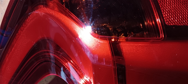 LAMPA STOP STG PE ARIPA [DEFECT ACCEPTABIL] O.E