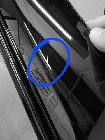 Imagine pentru produsul „INSERTIE ORNAMENT CENTRAL SPOILER BARA SPATE [DEFECT ACCEPTABIL] O.E"