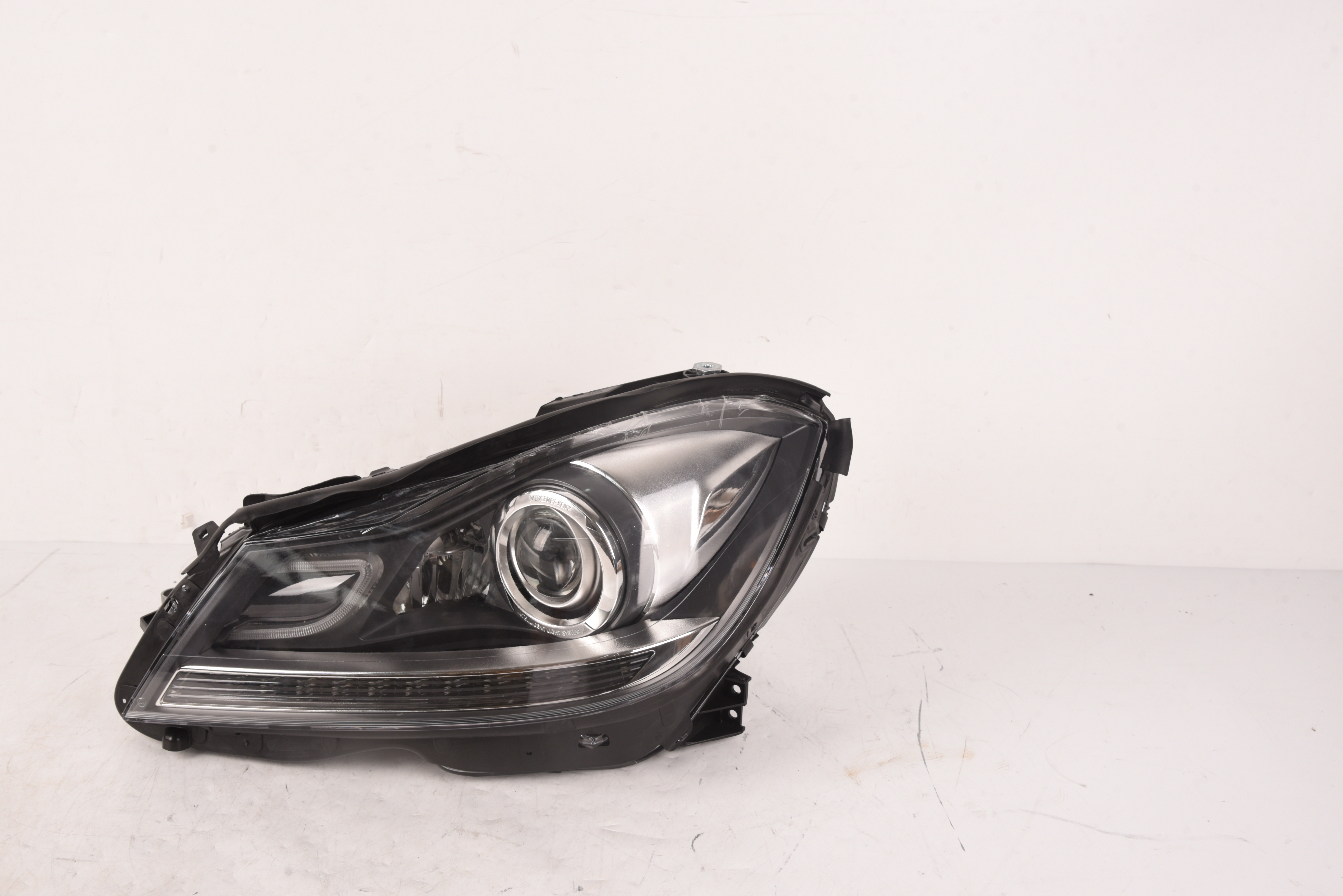 FAR STANGA LED MERCEDES-BENZ W204 - REMAN
