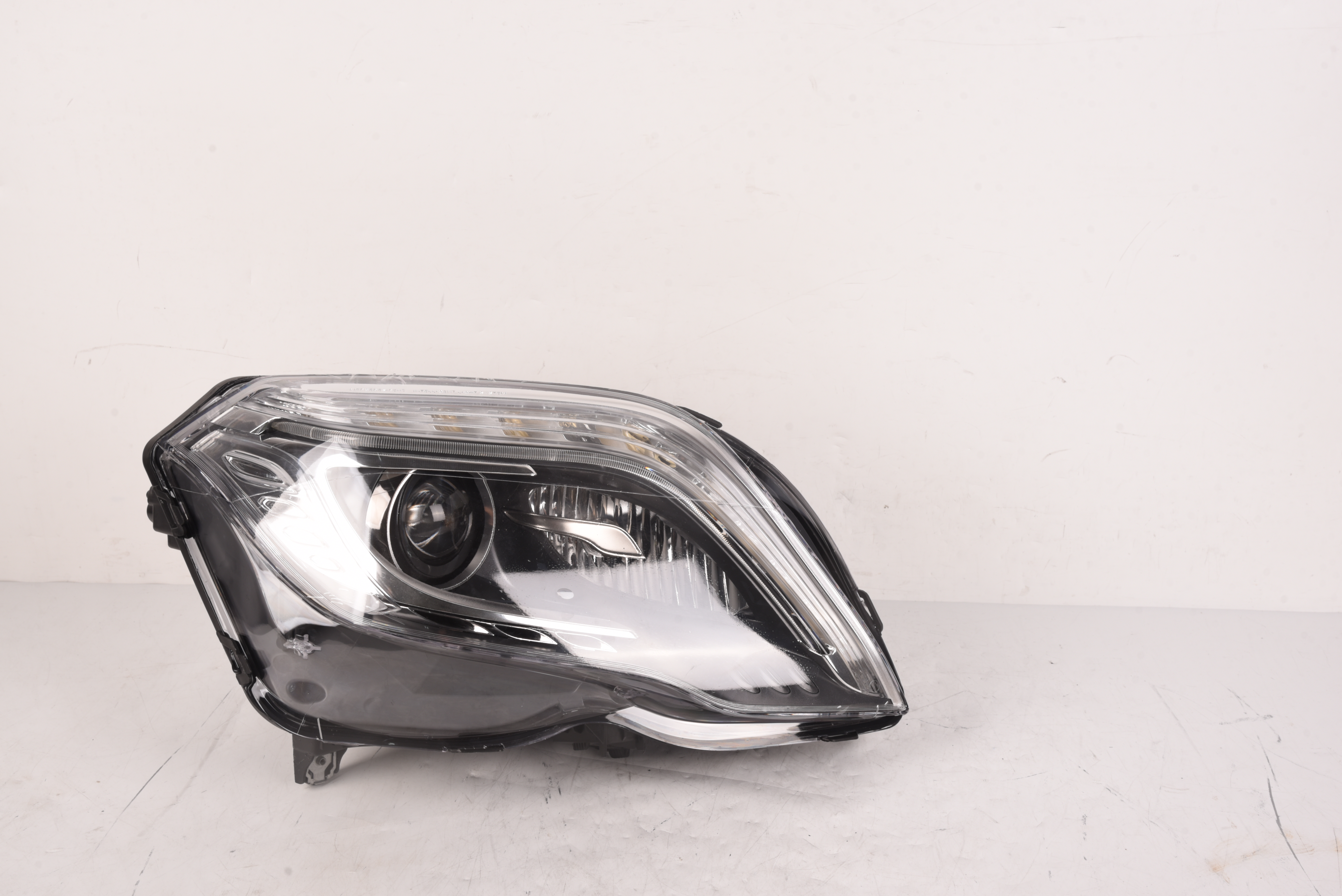 Imagine pentru produsul „FAR DREAPTA BIXENON MERCEDES-BENZ X204 - REMAN"