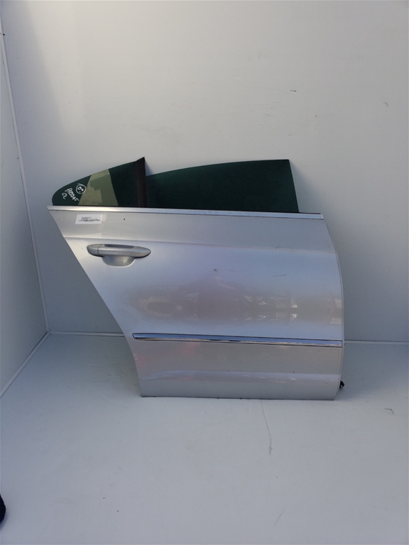 Imagine pentru produsul „(3C8833056E) USA DREAPTA SPATE  (SE VINDE DEZECHIPAT) - SH"