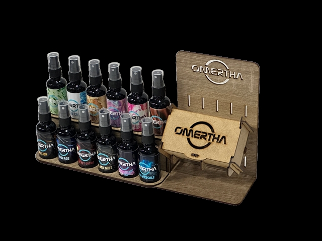 Imagine pentru produsul „STAND PREZENTARE CU MIXT DE 12 BUC ODORIZANTE AUTO SPRAY 30ML OMERTHA"
