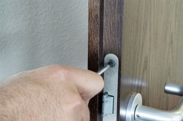 Imagine pentru produsul „SURUBELNITA CRUCE PH0 X 75 MM"